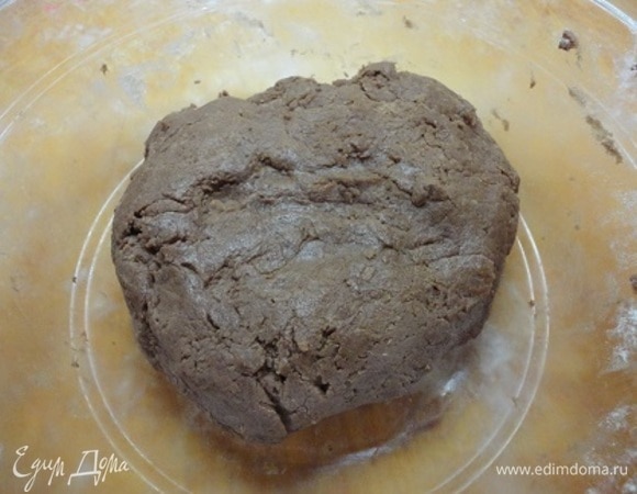Добавить муку и замесить тесто. Делайте это как можно быстрее, не согревая тесто руками. Шоколад натереть на мелкой терке. Тесто разделить на две равные части. К одной части теста добавить шоколад, какао и цедру апельсина. Хорошо вымешать.