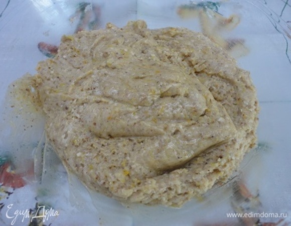 Ко второй части теста добавить молотый миндаль. Оба вида теста завернуть в пищевую пленку и оставить на холоде на 1 час.