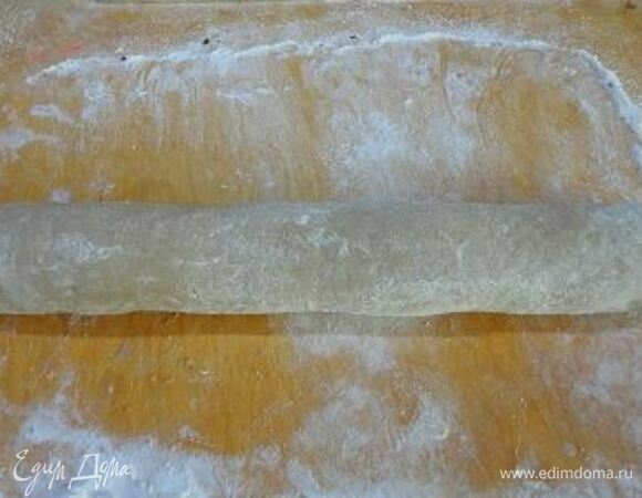 Каждый вид теста раскатать в прямоугольники одного размера (примерно 20 х 30 см). Темный пласт уложить на светлый и прижать ладонями в нескольких местах. Свернуть тесто в плотный рулет по ширине. Долго не согревайте руками и поместите рулет минут на 30 в холодильник, чтобы печенье нарезалось равномерно круглым.