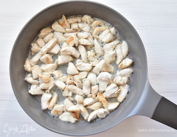 В сковороде разогреваю 2 ст. л. растительного масла и обжариваю филе до изменения цвета и легкого поджаривания. Солю, перчу, перекладываю мясо в миску.