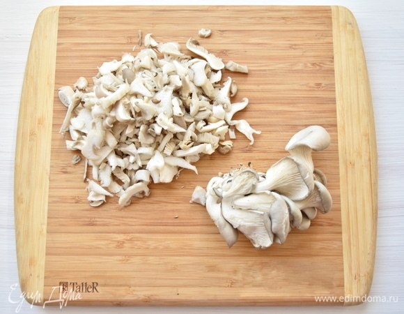 Грибы хорошо промываю под проточной водой, чтобы смыть возможный мусор и песок, нарезаю соломкой.