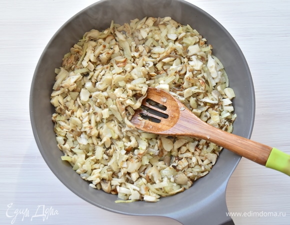 Вместе с нарезанным репчатым луком обжариваю грибы на той же сковороде с добавлением 2 ст. л. растительного масла. Добавляю по вкусу соль и перец.