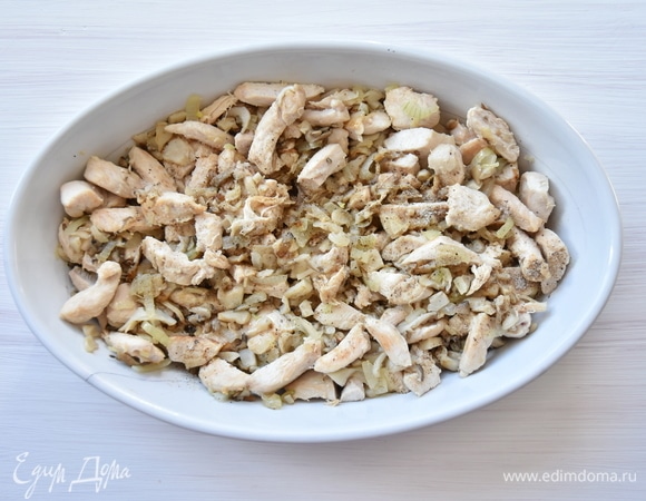 Перекладываю обжаренные грибы к куриному филе. Сыр натираю на мелкой терке. Часть натертого сыра соединяю с мясом и грибами, а часть откладываю для посыпки жюльена сверху.