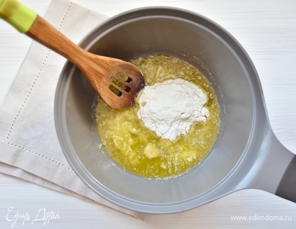 В кастрюле с толстым дном растапливаю сливочное масло на среднем огне, всыпаю муку. Размешиваю венчиком.