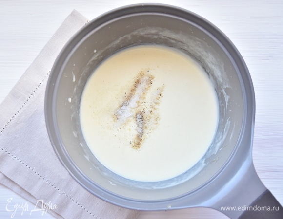 Вливаю молоко и продолжаю мешать, чтобы избежать образования мучных комочков. Варю соус, непрерывно мешая его венчиком, до загустения. Всыпаю соль, мускатный орех, перец. Перемешиваю. Чтобы понять правильную консистенцию, опускаю ложку в соус и провожу по задней поверхности ложки линию. Если соус не стекает на образовавшуюся чистую полоску и сохраняет форму, бешамель готов.