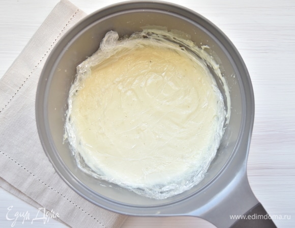 Для того чтобы во время остывания на соусе не образовалась сверху корочка, накрываю его пищевой пленкой встык.