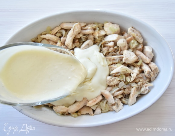 Вливаю готовый соус к обжаренным продуктам и перемешиваю. Вариант в большой форме для семейного обеда.