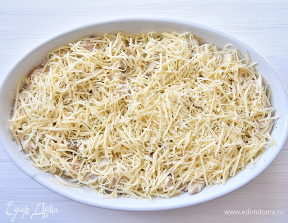 Сверху жюльен посыпаю оставшимся натертым сыром.