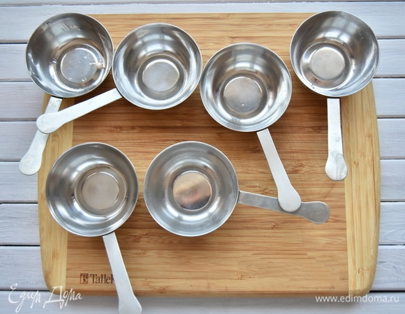 Для торжественного варианта раскладываю подготовленную смесь по кокотницам.