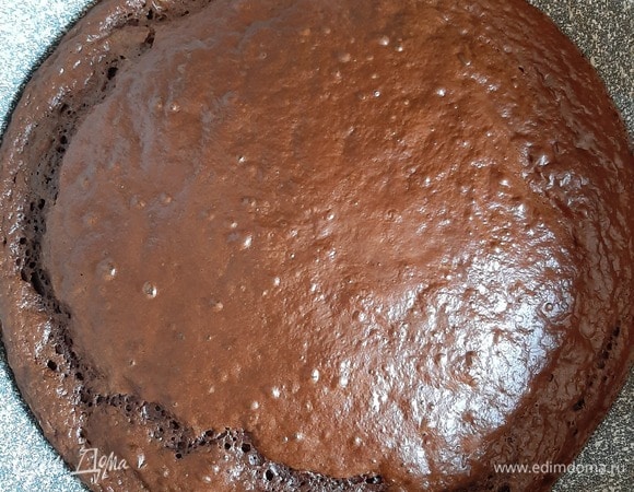 Яйца взбить с сахаром и солью до состояния плотной пены, добавить сметану, потихоньку всыпать просеянную муку и аккуратно перемешать, чтобы тесто осталось таким же воздушным. По желанию тесто можно разделить на две части, в одну часть добавить какао. Выпекать коржи при 150°С 35–40 минут.