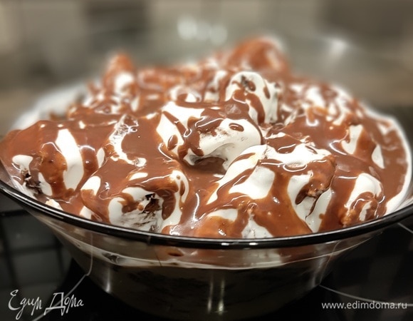В конце полить шоколадной глазурью: половину шоколадки поломать, добавить кусочек масла и подогреть в микроволновке в течение 30–40 секунд, добавить подогретое молоко (5–6 ст. л.) и перемешивать до получения однородной консистенции. Приятного чаепития!