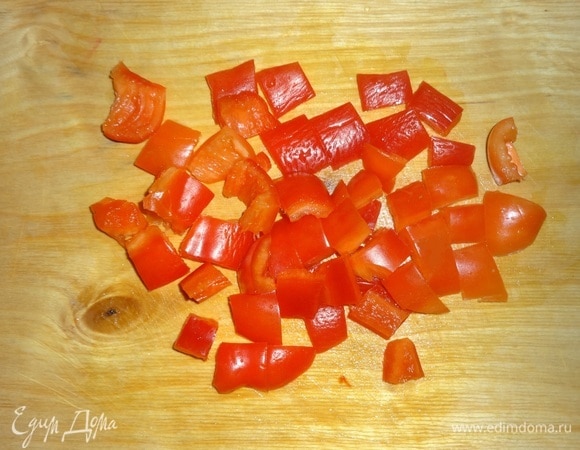 Перец промыть, обсушить. Вырезать семена и перегородки, нарезать перец кубиками.