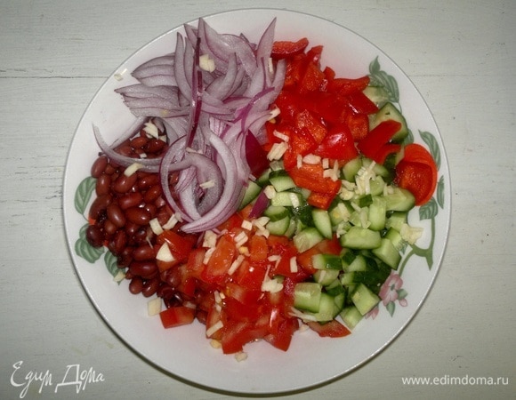 В миске соединить все нарезанные продукты.