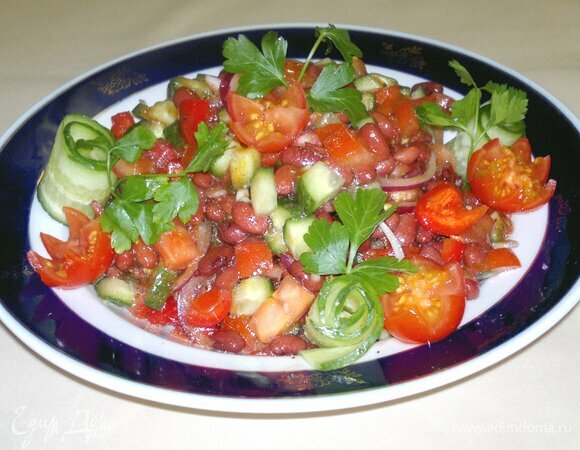 Выложить салат на тарелку для подачи. Украсить помидорами черри, рулетиками из полосок огурца, листиками петрушки. Подать салат на праздничный стол. Приятного аппетита! С Новым годом!