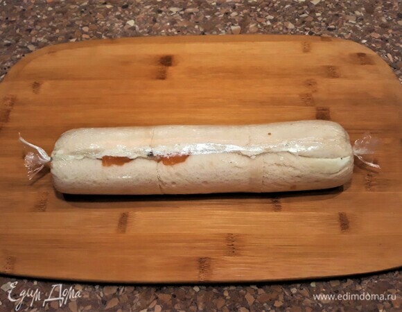 Сверните рулет. Концы пленки завяжите в узел. Поставьте в холод на некоторое время, чтобы зафиксировать форму.