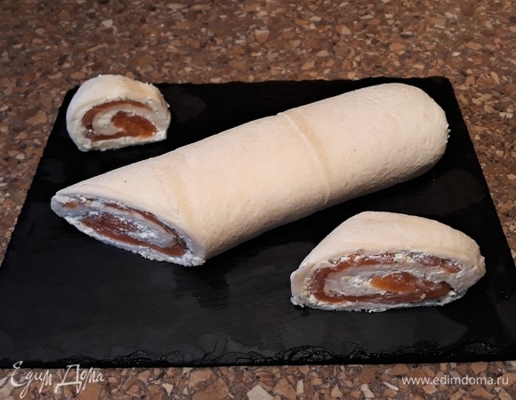 Снимите пленку. Отрежьте часть рулета наискосок — это будут «сучки».