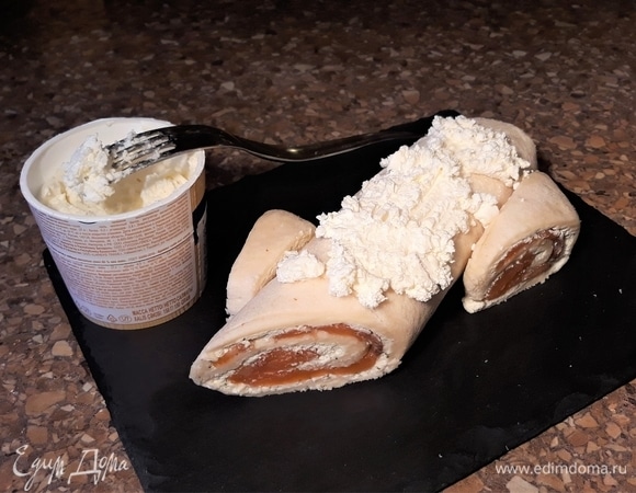 «Бревно» смажьте сыром, хорошо покрывая творожным слоем стыки хлеба.