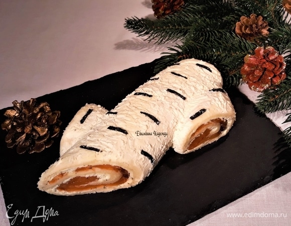 Я долго думала, как можно обыграть белый цвет «бревна» и решила, что это будет «береза». Для этого нарезала часть листа нори на маленькие полоски и выложила их на сыр. Мои друзья были в восторге от «березового бревна» — с такой идеей столкнулись впервые. Но самое главное, что вкус всем знаком! Все, как мы любим: белый хлеб смазать творожным сыром, а сверху выложить красную рыбу. Та же классика, но в нарядном исполнении! Новогодний стол хочется оформить особенно красиво и празднично. С наступающим!