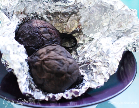 Свеклу отварить или запечь в фольге до полной готовности.