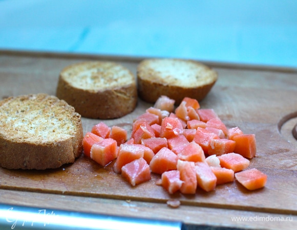 Лосося без кожи нарезать кубиками. Хлеб слегка подсушить на гриле или в тостере. Внутри он должен быть не пересушен, но корочка нужна устойчивая, чтобы от крема хлеб не размок.