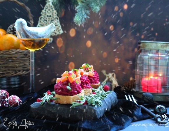 Свекольный крем слегка придавить ложкой, чтобы вышло немного лишней жидкости. Поместить в кондитерский мешок. На кусочки хлеба выложить свекольный крем, сверху уложить кубики лосося. Посыпать измельченным зеленым луком. Подавать сразу.