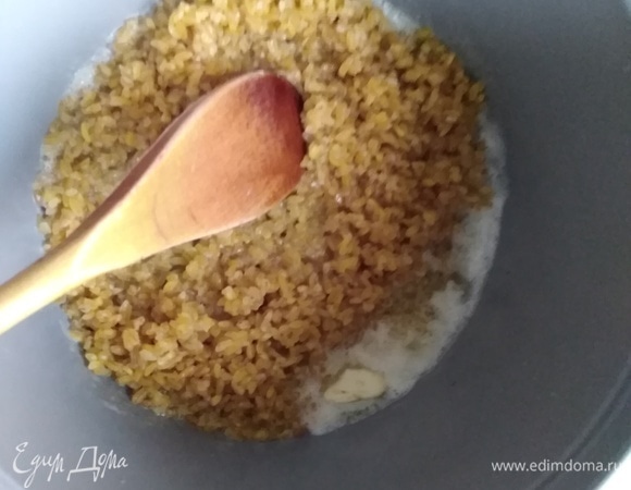 Булгур промыть. Растопить масло в кастрюльке, всыпать крупу. Готовить минуту, помешивая.