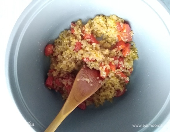 Добавить нарезанные кусочки кураги, соль и сахар. Перемешать.