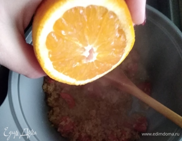 Влить сок и добавить цедру апельсина, дать 2 минуты покипеть.