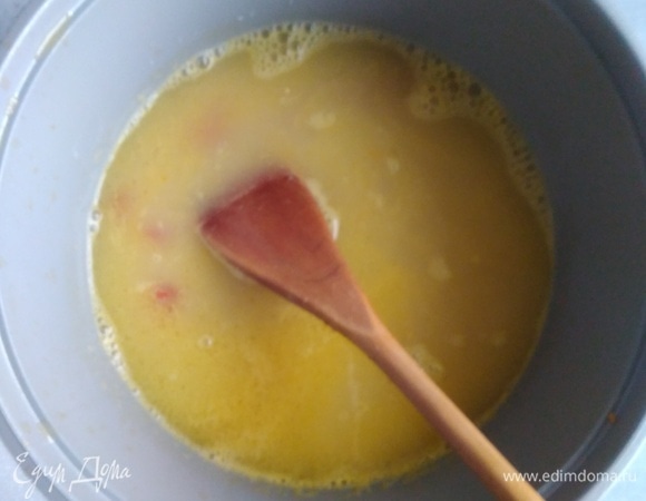 Влить воду.