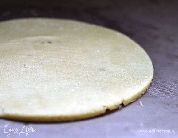 Тесто достать, раскатать на пергаменте, вырезать круги (у меня кольцо размером 18 см). Получилось 9 шт. Выпекать при 170°C примерно 8–9 минут, смотреть, чтобы сильно не румянилось.