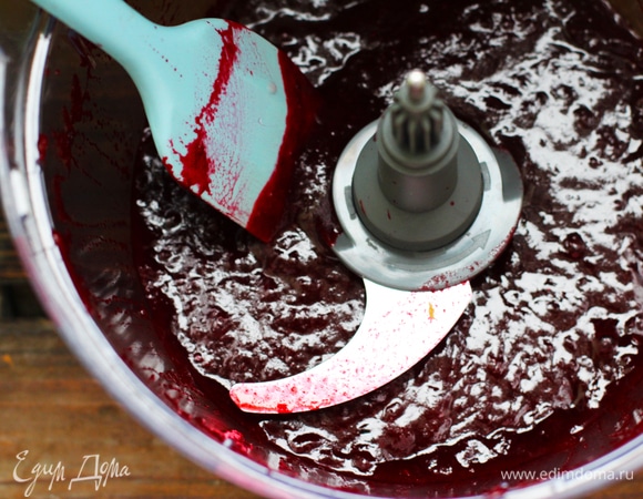 Приготовить конфи. Это конфи не замораживается, его добавляем в прослойку. Консистенция похожа на конфитюр. Я всегда готовлю больше и потом просто ложкой ем, очень вкусно выходит. Бруснику разморозить и пробить в процессоре. Если вам не нравятся шкурки, протереть через сито, я варю вместе с кожицей. Смешать сахар и пектин, один пектин всыпать нельзя, он возьмется комочками. Нагреть смолотую бруснику на среднем огне до появления пара, добавить мед и, постоянно помешивая, всыпать дождиком сахар с пектином. Включить огонь до максимума, добавить специи и, проварив еще минуту, снять с огня. Накрыть пленкой в контакт и убрать на холод.