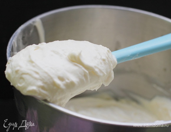 Приготовить крем. Взбить на невысокой скорости холодные сливки, пудру и сыр до объединения, всыпать специи и мед, размешать. Старайтесь сильно не взбивать, чтобы не набить пузырей в крем.
