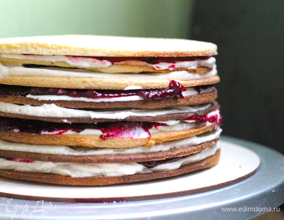 Собранный торт оборачиваем ацетатной пленкой, закрываем кольцо и убираем на ночь. Сверху можно поместить небольшой груз. Остаток крема кладем в холодильник — он нам нужен для декора.