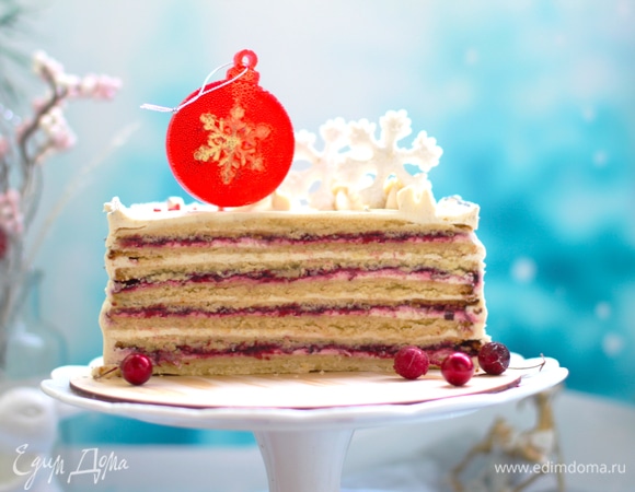 Вес готового торта — около 2 кг, у меня с декором получилось 2200 г. Если вы не любите пропитанные торты такого рода, то лучше подавать максимально быстро. Через сутки коржи забирают сливки из крема и становятся менее песочными и распушаются слегка.