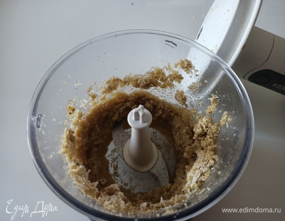 В блендере измельчить грецкие и кедровые орехи. Добавить сыр, оливковое масло и пробить смесь еще раз.