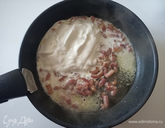 Добавить сливки и дать им закипеть.