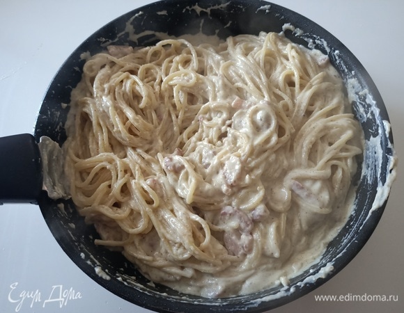 Спагетти отварить в подсоленной воде согласно инструкции на упаковке. Готовую пасту смешать с соусом.