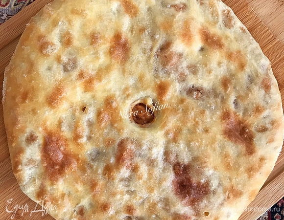 Выпекать 12–15 минут. Из этого количества теста и начинки у меня получается две больших лепешки.