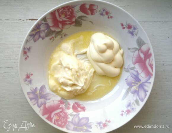 Сливочное масло нужно заранее достать из холодильника. Или можно его подогреть в микроволновке на средней мощности в течение нескольких секунд. Долго не держите, иначе масло перегреется и начнет «стрелять». Размягченное масло соединить с майонезом, перемешать до однородного состояния.
