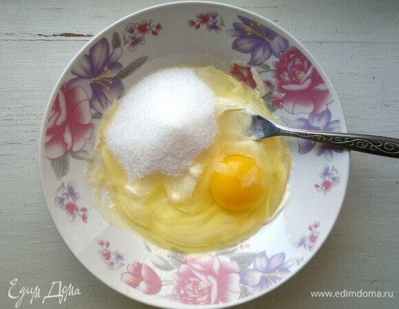 Добавить яйцо, сахар, ванилин. Объем стакана — 250 мл.