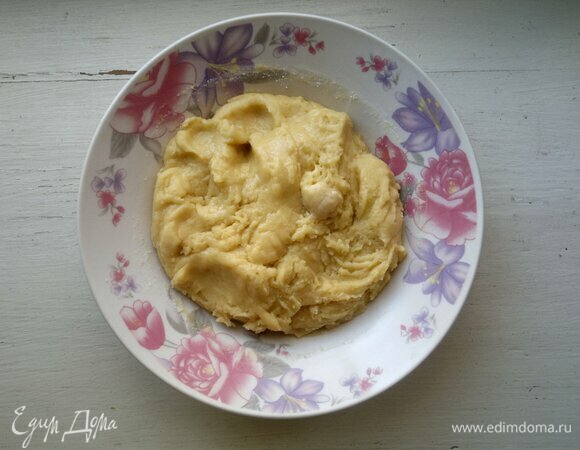 Замесить мягкое тесто.