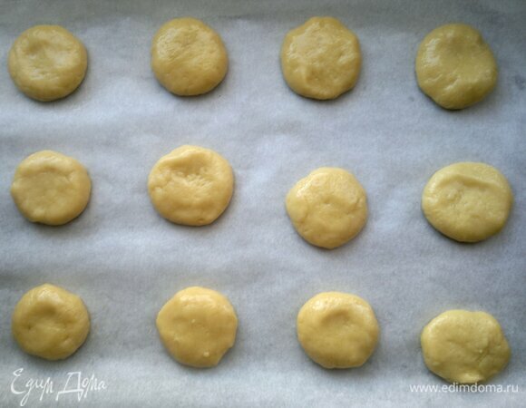 Противень застелить пергаментом. Из теста сформовать одинаковые по размеру шарики. Шарики превратить в лепешки. Выложить лепешки на пергамент и поставить противень в духовку, разогретую до 180–190°C, на 15–20 минут. Из этого количества теста получилось 12 штук. Если этого вам мало, смело увеличивайте количество ингредиентов.