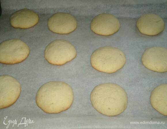 Печенье должно слегка подрумяниться. Готовое печенье достать из духовки, остудить до комнатной температуры.