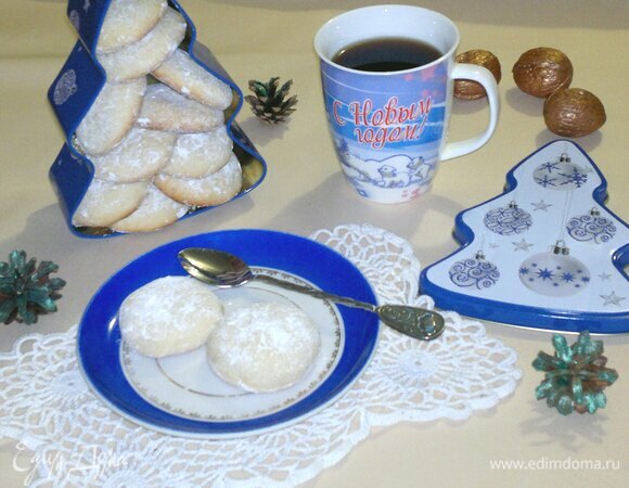 Печенье посыпать сахарной пудрой и подать к столу. Приятного чаепития! С наступающим Новым годом!