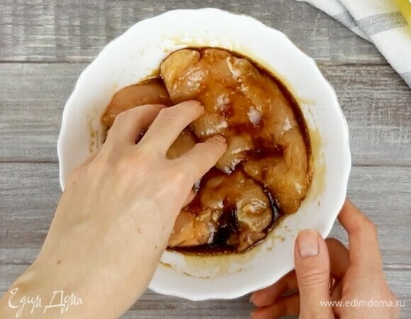 Филе разрезаем вдоль на 2–3 части. Для маринада смешиваем соевый соус, масло и мед. Заливаем им филе и оставляем на пару часов или на ночь.