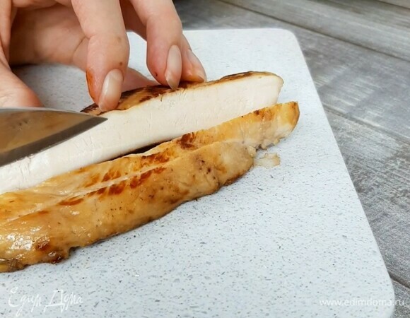 Замаринованное филе обсушиваем бумажным полотенцем. Сковороду смазываем каплей растительного масла. Обжариваем филе на огне выше среднего по 2 минуты с каждой стороны. Не пересушите! Перекладываем готовое мясо на тарелку, накрываем крышкой и даем отдохнуть минут 10. После остывания нарезаем филе мелким кубиком.