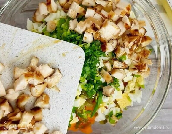 Отварные яйца, запеченные овощи и маринованные огурцы нарезаем мелким кубиком. Добавляем зеленый лук, горошек и куриное филе.