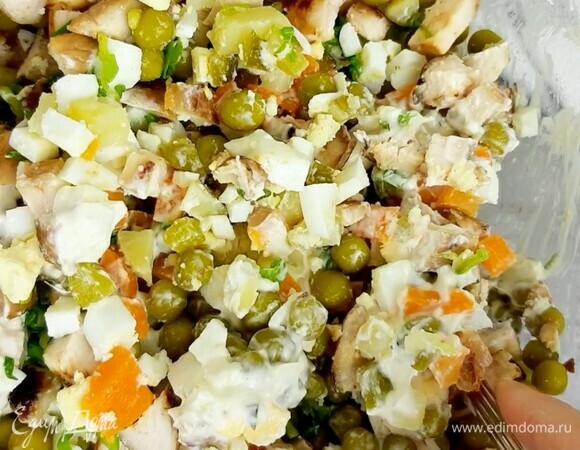 Заправляем салат майонезом или сметаной. Солим по вкусу. Приятного аппетита!