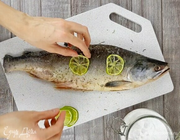 Рыбу чистим, потрошим, вырезаем жабры. Просушиваем бумажными полотенцами. Натираем солью, смесью специй и ломтиками лайма или лимона. Оставляем мариноваться минимум на 2 часа. Можно оставить на ночь.
