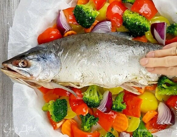 Сбрызгиваем все оливковым маслом. Запекаем в хорошо прогретой духовке при температуре 190°C около 35–40 минут. Длительность будет варьироваться в зависимости от размера вашей рыбы. Приятного аппетита!